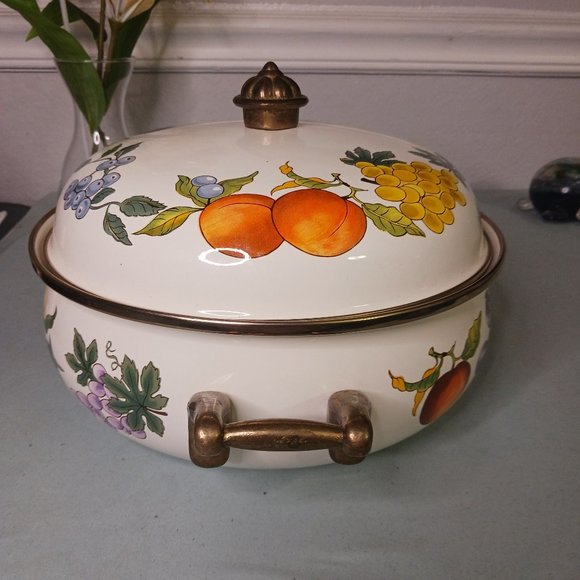 Essence Vintage Tabletops Unlimited 5 QT. Dutch Oven - Picture 4 of 11